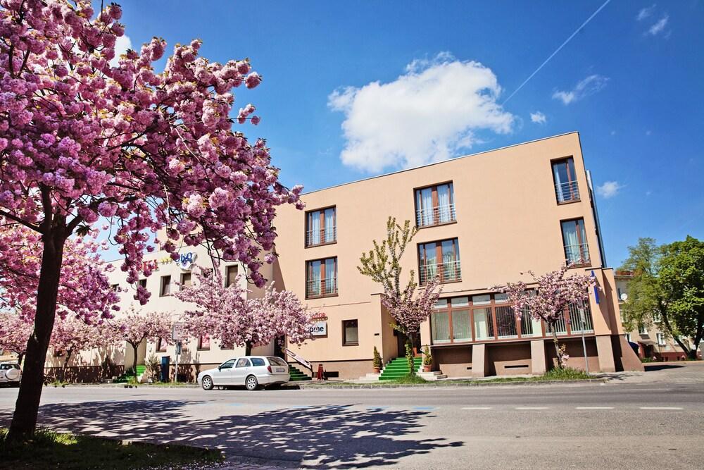 Hotel Oko Nitra Exterior foto